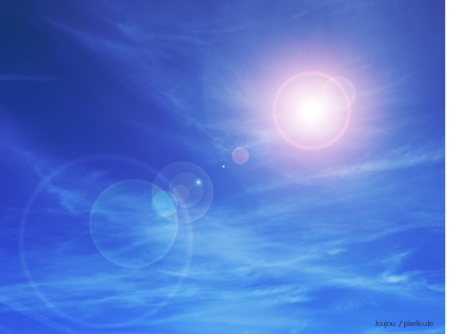 Blauer Himmel mit Sonne